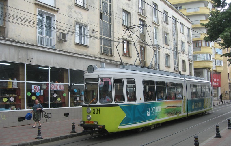 O femeie din Iași a fost rănită grav după ce a a fost prinsă între ușile unui tramvai şi târâtă câţiva metri pe stradă