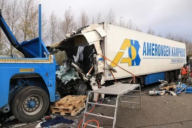Șoferul din acest camion a fost scos din cabină după două ore. Foto: hln.be / Kristof Pieters
