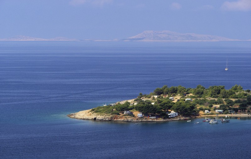 Secretul celei mai ciudate insule din Mediterana plină de tuneluri secrete și tradiții britanice neașteptate