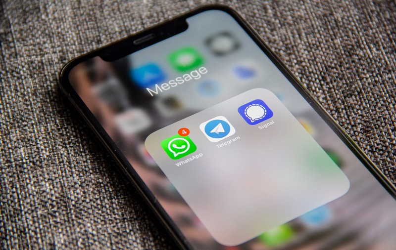 WhatsApp, Signal și Telegram, interzise în Armata Elveției. Militarii vor trebui să folosească o aplicație locală, cu plată