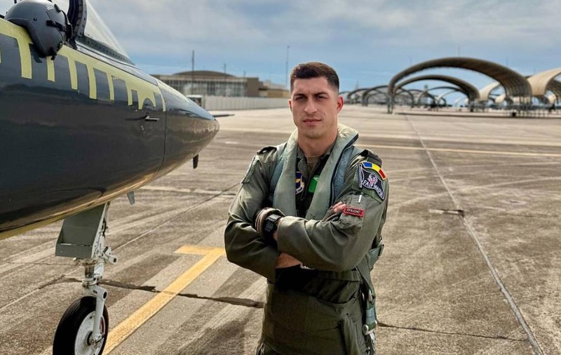 La nici 25 de ani, Claudiu Fusaru este cel mai tânăr instructor pentru piloții NATO, detașat în SUA: „O provocare de a-mi depăși limitele”