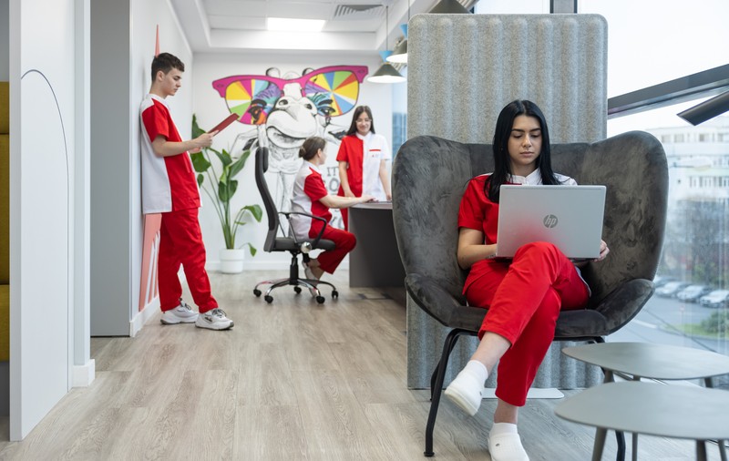 Academia Europeană pentru Asistenți Medicali, un program de licență de 3 ani, pe model educațional britanic, chiar în România. La finalizarea programului, studenții Academiei Europene pentru Asistenți Medicali au șansa de a se angaja imediat, în cadrul Rețelei Private de Sănătate REGINA MARIA.