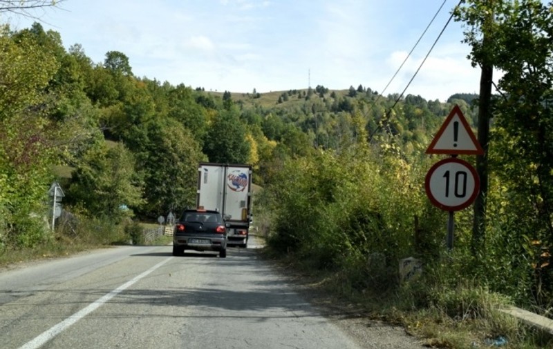Drum național blocat pe ambele sensuri în Neamț, după ce mai mulți brazi au căzut pe șosea