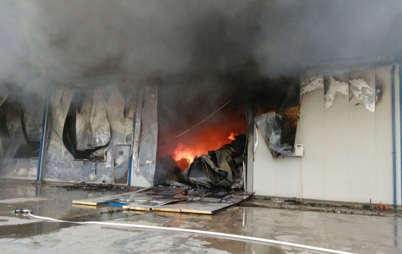 Incendiu puternic la o brutărie din Neamț, zeci de pompieri intervin pentru stingerea focului. Nu au existat victime