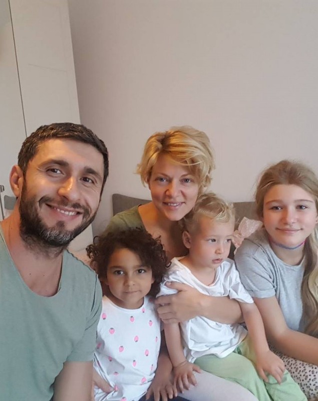 Dragoș Bucur spune cum învață copiii lui acasă. Sofia, Roxana și Kadri nu merg la școală: „Este mult mai simplu decât vă închipuiți”