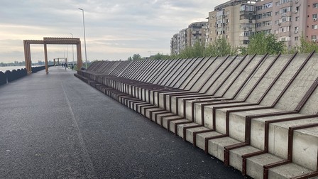 Zona de relaxare de pe promenadă