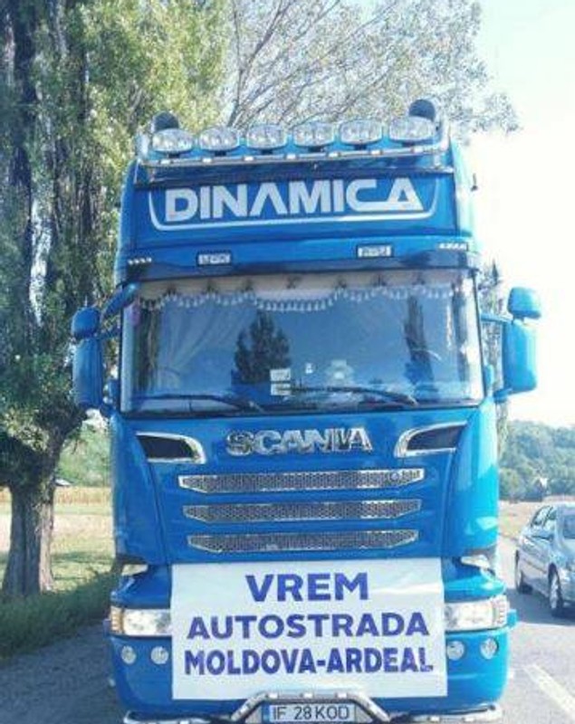 FOTO | Protest pentru construirea unei autostrăzi între Ardeal și Moldova. Lumea a ieșit în stradă cu motociclete și camioane