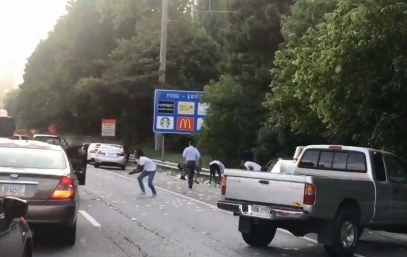 A "plouat" cu dolari în Atlanta. Ușile unei mașini blindate s-au deschis în trafic | VIDEO