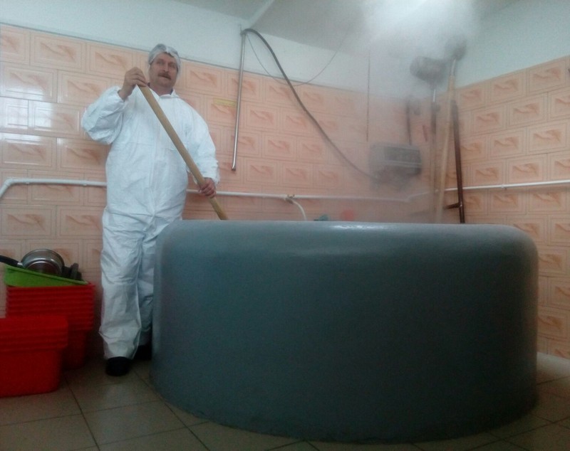 REPORTAJ/Ismail prepară bragă după vechea reţetă moştenită de la străbunicul său turc: "Cineva trebuia să ducă tradiţia mai departe"/VIDEO