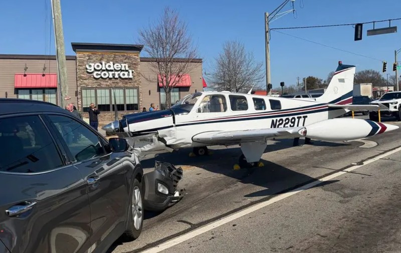 Un pilot a trimis un mesaj de adio soției sale înainte de a ateriza forțat cu avionul pe o șosea aglomerată