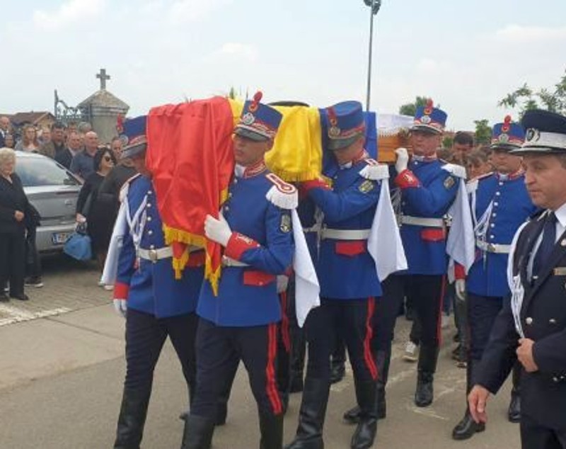 Polițistul Cristian Amariei, omorât în misiune, a fost înmormântat la Recaș. Peste 1.000 de oameni, la funeralii / VIDEO