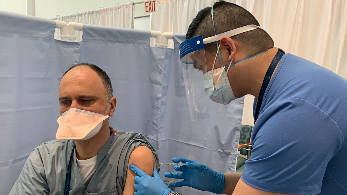 Doctor american de origine română, după ce s-a vaccinat împotriva COVID-19: ”Nu am niciun fel de efecte secundare”