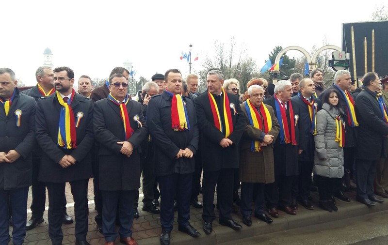 Ministrul Liviu Pop de Ziua Naţională a României: "La mulţi ani tuturor românilor educaţi!"