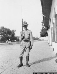 Frank G. Carpenter: „Un soldat român. Baioneta este neobișnuit de lungă în această armată.”