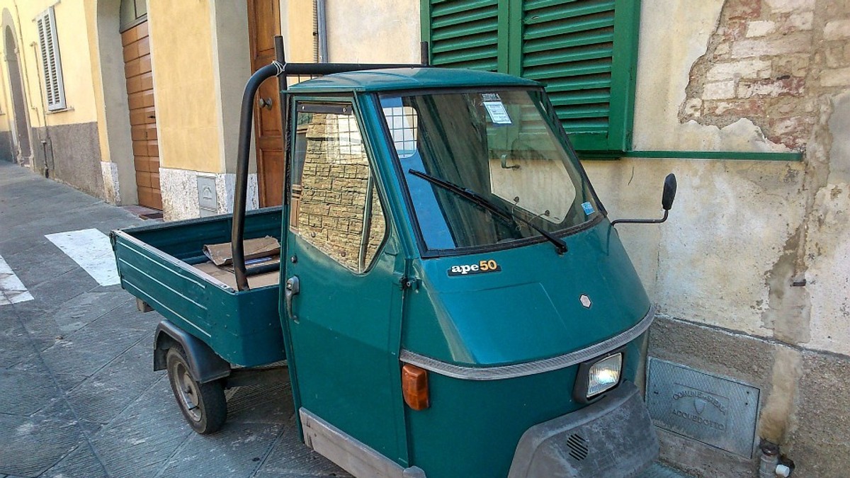 Româncă amendată pentru că făcea sex cu un italian de 80 de ani