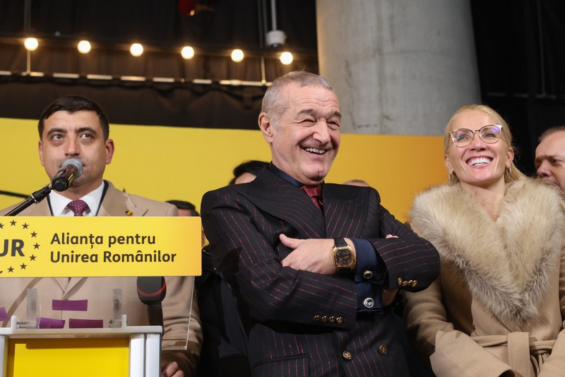 George Simion, președintele AUR și candidatul formațiunii la alegerile prezidențiale, susține declarații de presă alături de membrii partidului după anunțarea rezultatelor exit-poll, în București, 24 noiembrie 2024. Inquam Photos / George Călin