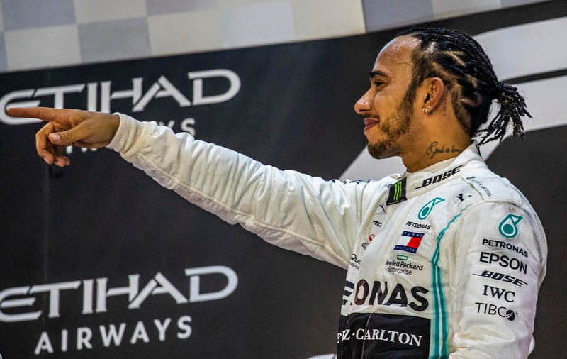 Pilotul de Formula 1 Lewis Hamilton donează jumătate de milion de dolari după incendiile din Australia