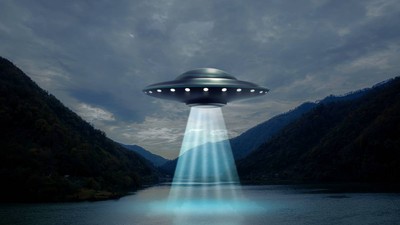 nava spatiala cometa deasupra unui lac