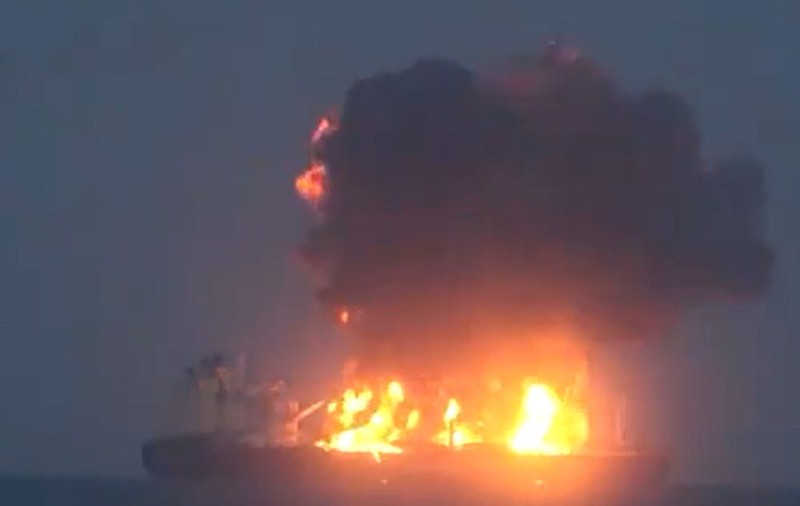 Un petrolier sub pavilion grecesc a luat foc și plutește în derivă în Marea Roșie. VIDEO
