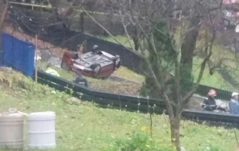 O șoferiță care a căzut în gol cu mașina peste 20 de metri, la Sinaia, a scăpat nevătămată