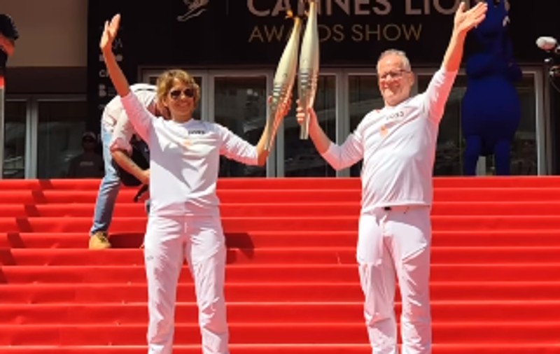 Actrița americană Halle Berry a purtat flacăra olimpică, pe care a preluat-o pe covorul roșu de la Cannes | VIDEO