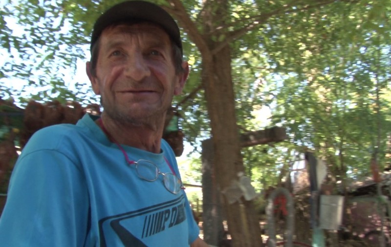 VIDEO EXCLUSIV/ „Te pupă tot clanul Bucă!”. La șuetă cu săteanul care l-a inspirat pe Celentano din „Las Fierbinți”