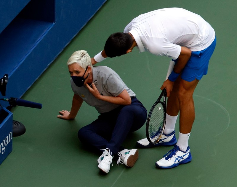 VIDEO | Novak Djokovic a fost descalificat de la US Open, după ce a lovit un arbitru cu o minge