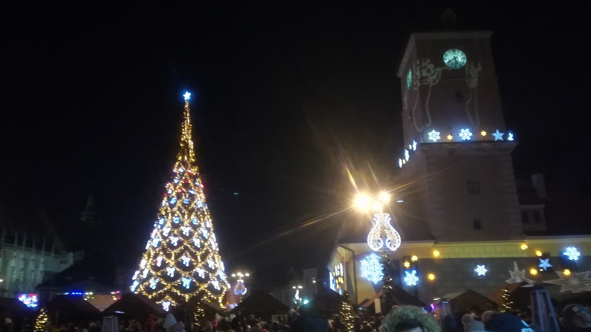 GALERIE FOTO/ S-au aprins luminile de sărbătoare în Braşov. Mii de persoane au umplut Piaţa Sfatului până la refuz