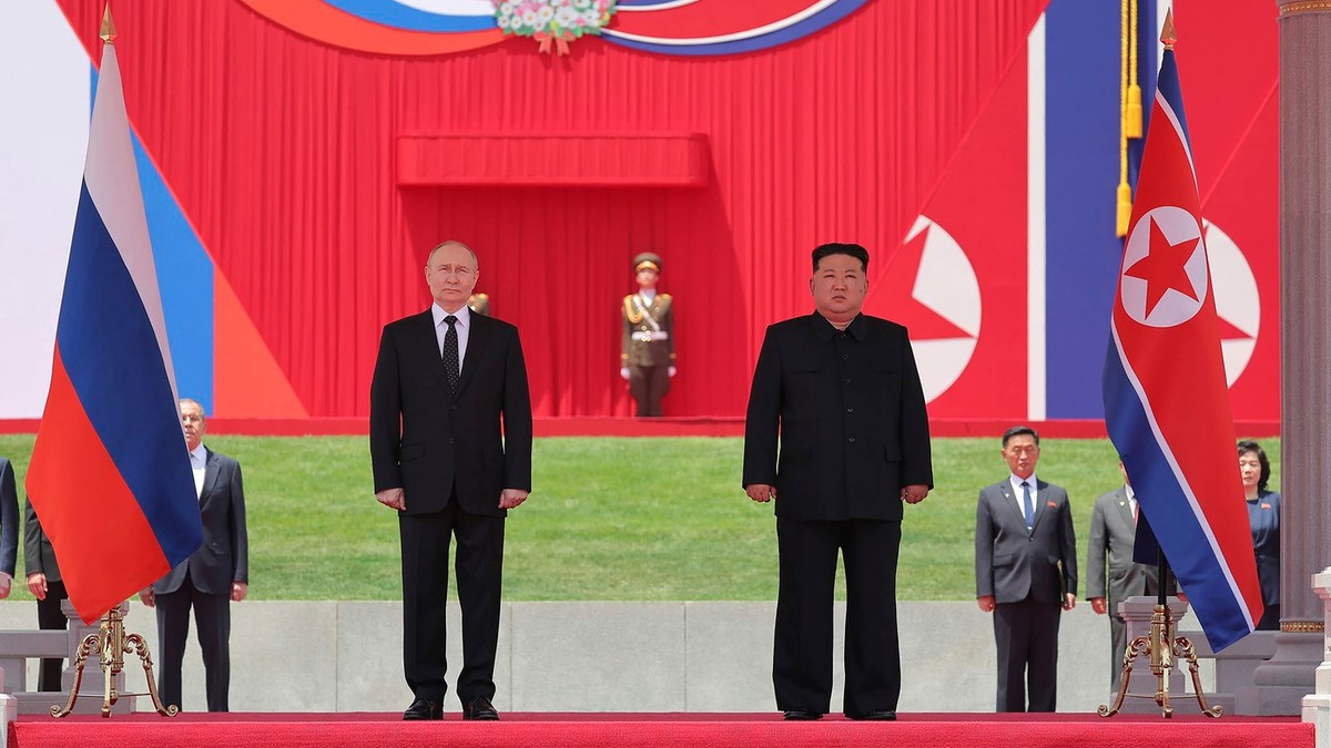 Vladimir Putin (stânga), primit de Kim Jong-un la Phenian Foto: Profimedia