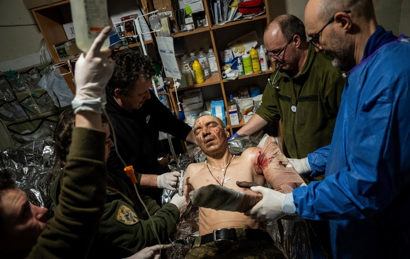 „M-am întors pe front și am fost împușcat în cap. Acum au scos glonțul”. Imagini dintr-un spital din Bahmut, unde sunt tratați răniții ucraineni din luptele sângeroase cu rușii