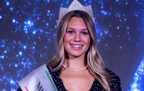 Sarah Maria Rizea, o tânără de origine română în vârstă de 20 de ani, a fost desemnată oficial câștigătoarea celei de-a 80-a ediții a prestigiosului concurs Miss Italia 2026. Sursă foto Facebook/Ambasada României în Italia / Ambasciata di Romania in Italia