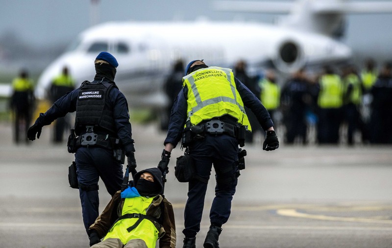 Munchenul interzice protestele perturbatoare împotriva schimbărilor climatice, după ce activiștii s-au lipit de pistele aeroportului