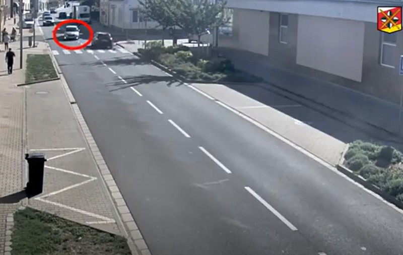 Șoferul conducea haotic o Skoda Fabia. Foto: Captură video / Poliția din Cehia.