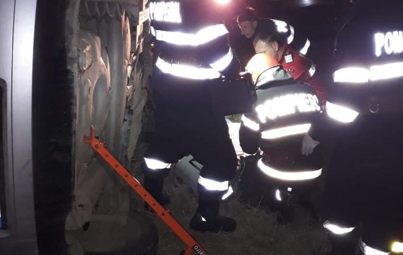 O femeie a murit strivită de propria mașină. Soțul ei se afla la volan