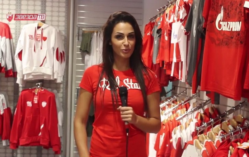 Prezentatoarea TV a echipei Steaua Roșie Belgrad le ia mințile jucătorilor sârbi