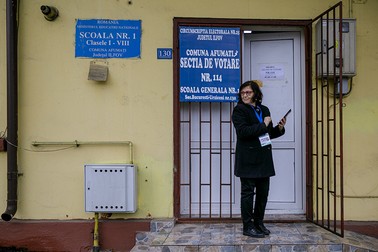 Mariana îi așteaptă pe votanți la ieșirea din secția de votare