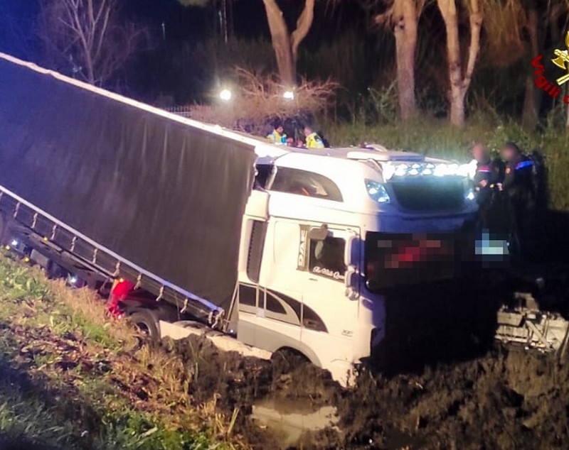 Șoferul român de TIR mort în Italia, străpuns de o tijă metalică intrată prin parbriz, în mers, a fost, de fapt, ucis de neglijența altui camionagiu român