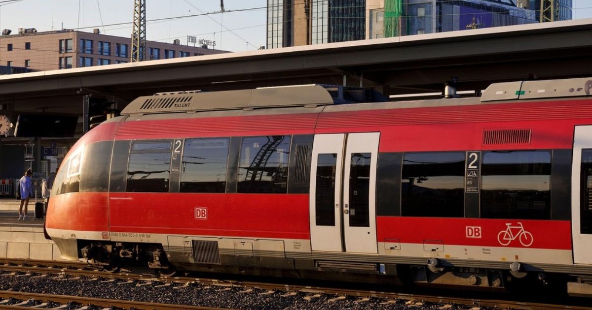 Metrou de suprafața rosu in gara