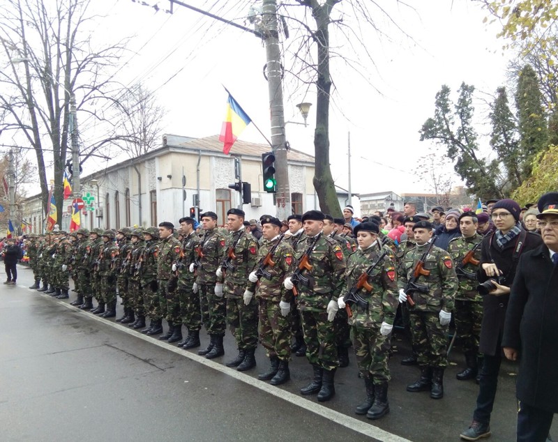 Buzoienii, dezamăgiți că militarii nu au mai defilat cu tehnica din dotare| FOTO/VIDEO