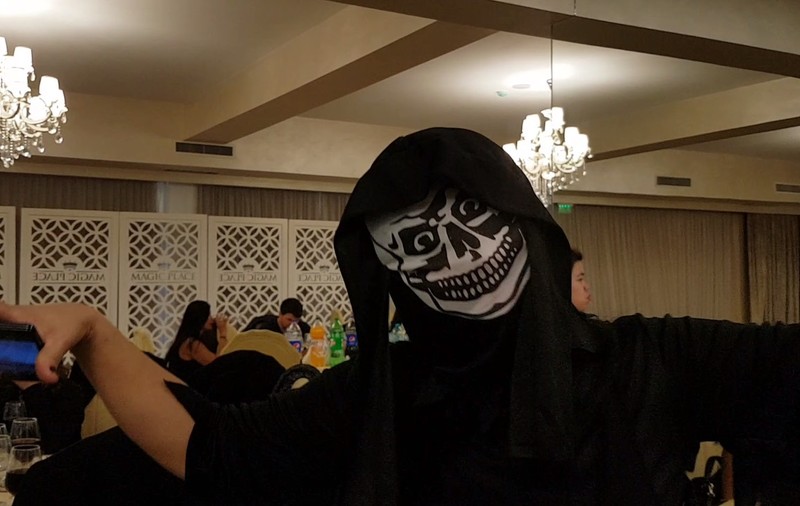 VIDEO/ Cum petrec filipinezele din România de Halloween. Dansează pe „Thriller” îmbrăcate în vrăjitoare