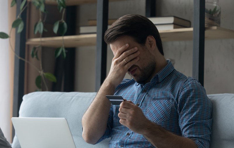 Cinci lucruri pe care să le faci ca să nu fii escrocat pe internet. 60% din banii furați aparțin victimelor înșelate cu oferte de „investiții profitabile”