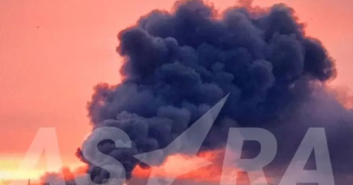 Rafinaria din Samaria, Rusia, distrusă de un atac ucrainean cu drone. in imagine se observa o coloana uriasa de fum care se ridica in departare deasupra cladirilor