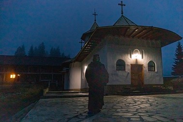 Maica stareță Teodora, în curtea schitului, la lăsarea nopții&nbsp;
