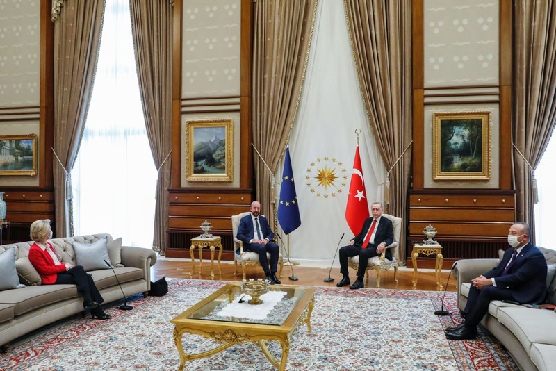 Ursula von der Leyen s-a arătat deranjată că nu a avut loc pe scaun, fiind nevoită să stea pe o canapea. Foto: Hepta
