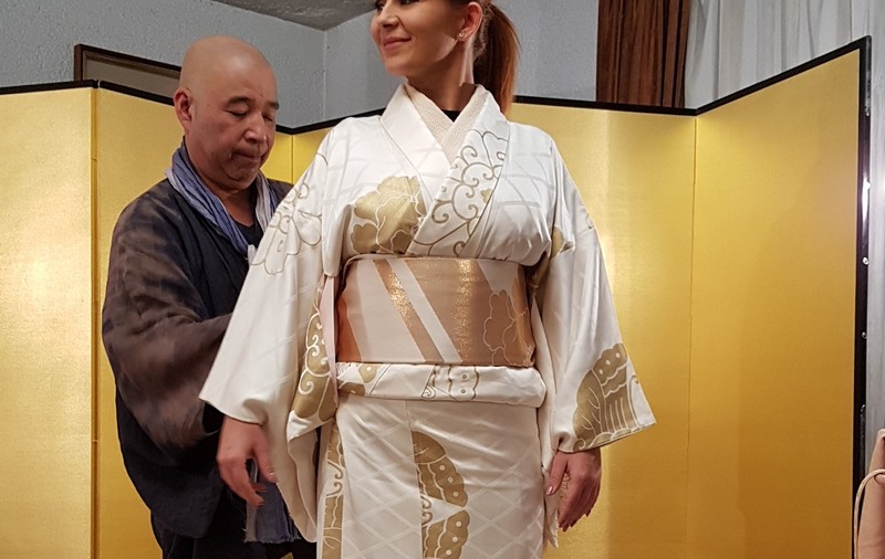 EXCLUSIV | Deputata Ioana Bran a purtat o haină de 10.000 de euro. Cusută cu fir de aur și cu blazonul unei familii faimoase