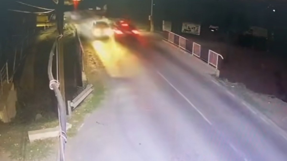 Momentul în care o mașină este aruncată de pe un pod după ce este lovită violent de alt autoturism. Captură Facebook