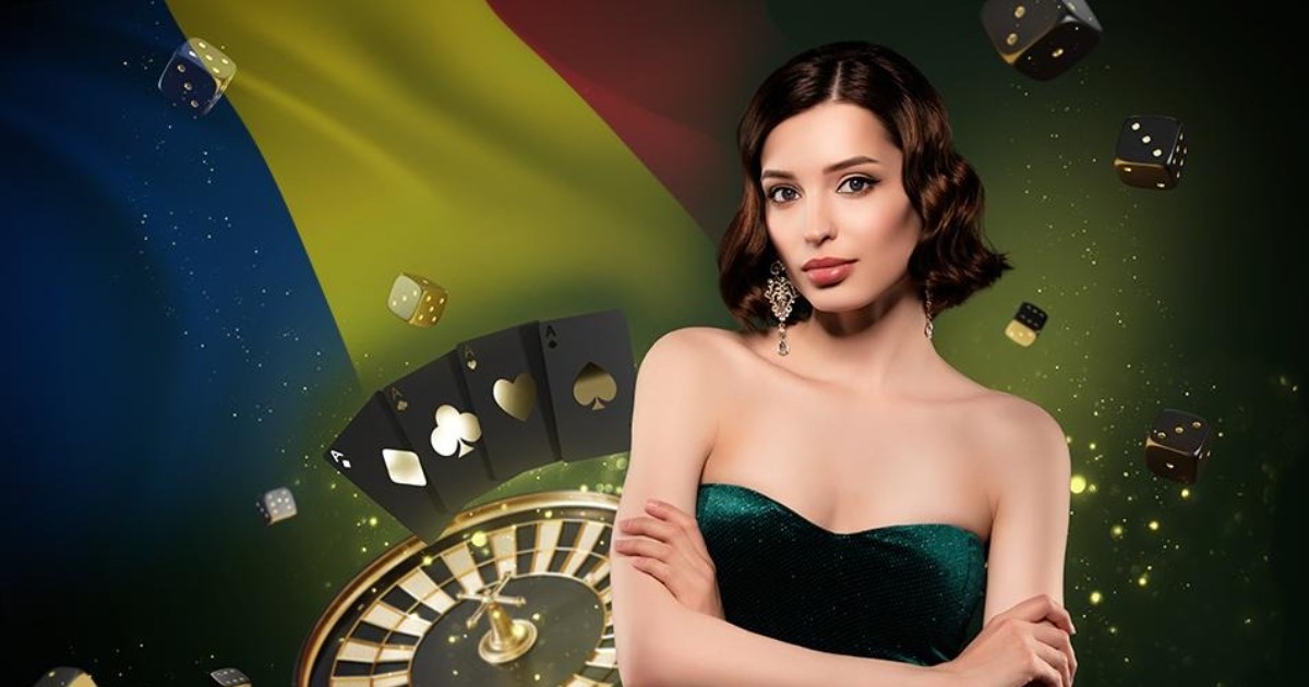 Femeie tanara cu parul scurt imbracata intr-o rochie fara bretele verde smarald in fata unui fundal pe care sunt o ruleta si steagul Romaniei