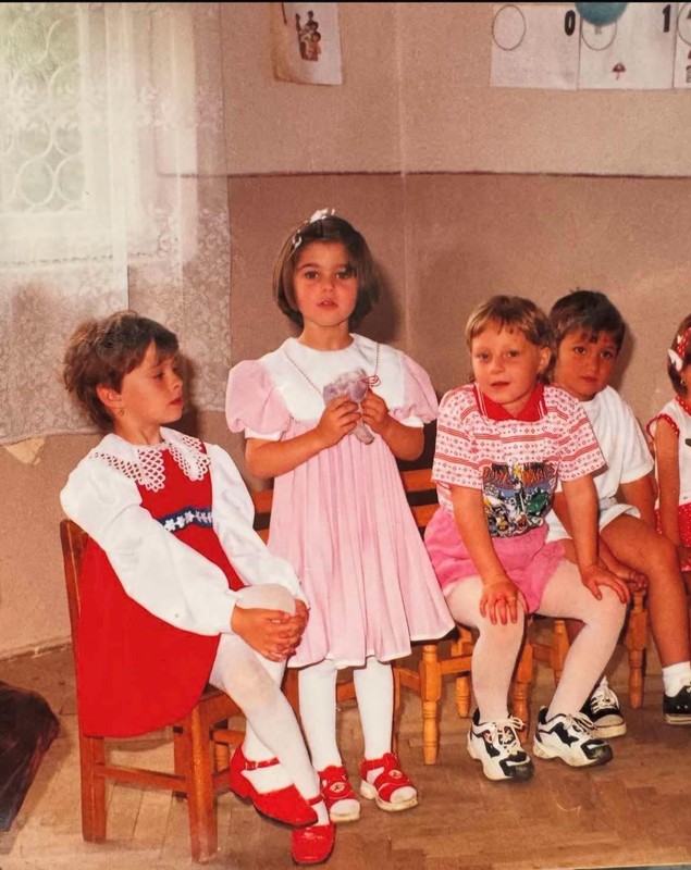 Imagini rare cu Theo Rose din copilărie. Artista a lansat documentarul „Theo Rose: Pe vechi. O călătorie în timp”