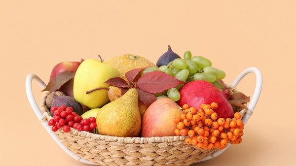 Toamna aduce nu doar frunze căzătoare și seri răcoroase, ci și o varietate de fructe bogate în fibre, perfecte pentru a diversifica alimentația. 