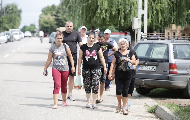 Corespondență din Caracal. Familia Luizei Melencu, îndepărtată cu jandarmii din mulțime. Era așteptat suspectul crimelor la confruntare